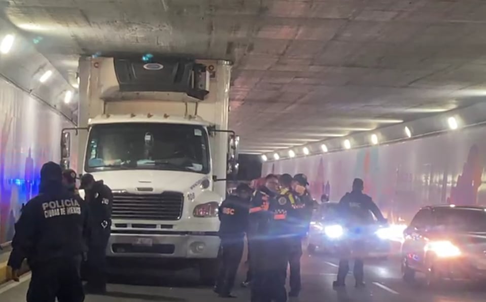 Captura de video de tráiler atorado en Viaducto Miguel Alemán