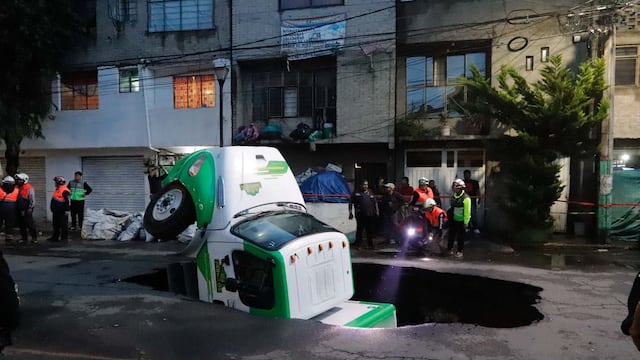 Familias fueron evacuadas por socavón en Iztapalapa