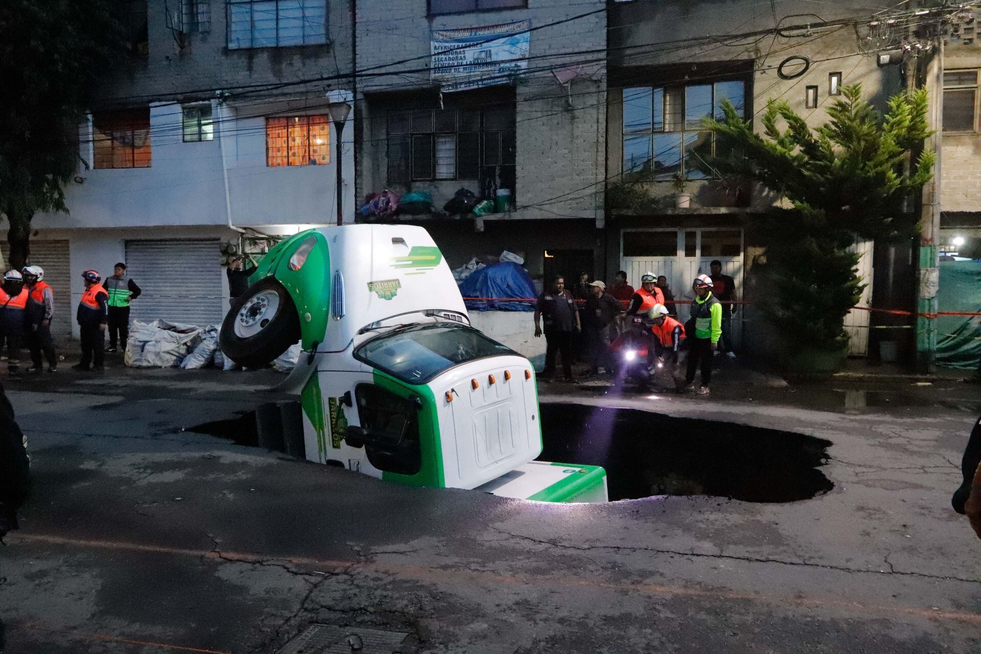 8 familias fueron evacuadas por socavón en Iztapalapa