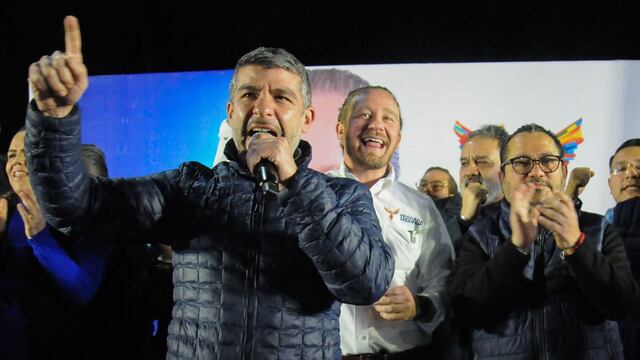 Mauricio Tabe, alcalde de Miguel Hidalgo, frente a simpatizantes de Santiago Taboada