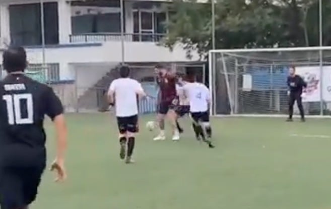 Gignac derrochó talento en una de las ligas de futbol 7 de San Pedro Garza García.