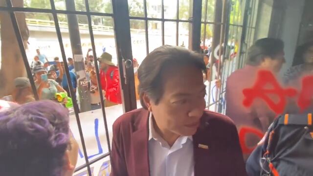 CNTE bloquea la sede de Morena con todo y Mario Delgado dentro