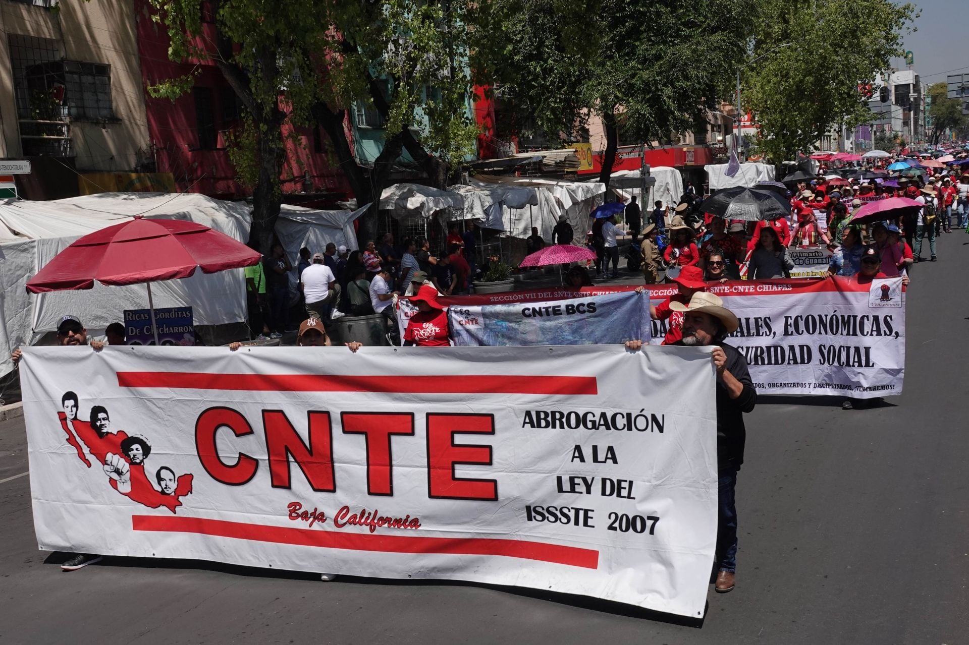 Maestros de la Coordinadora Nacional de Trabajadores de la Educación (CNTE), marchan en la CDMX.