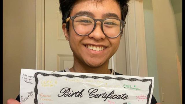 Andi con su nuevo certificado de nacimiento