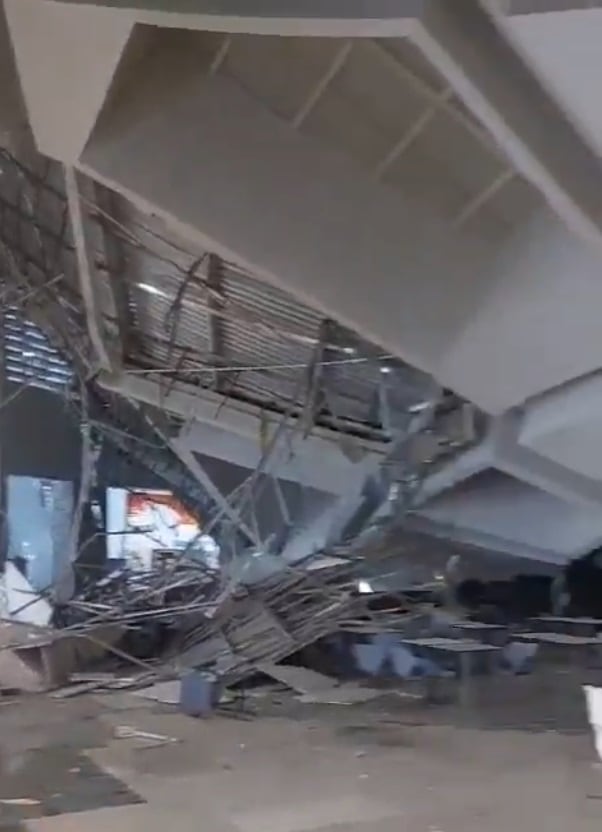 Se desploma techo de centro comercial en Perú