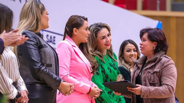 Tere Jiménez reconoce a servidores públicos