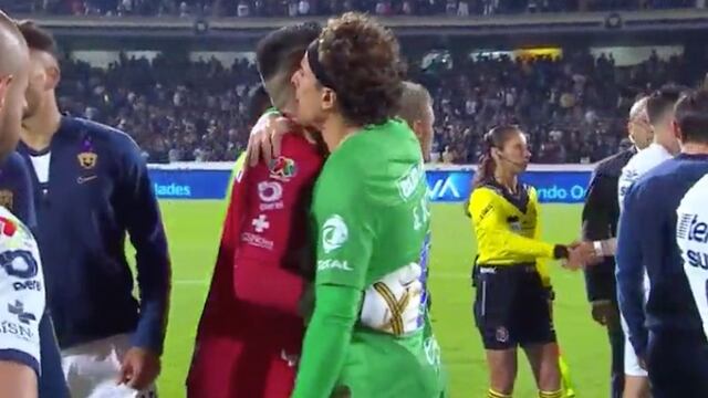 Abrazo entre porteros