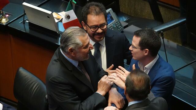 Los senadores morenistas Adán Augusto López e Ignacio de Mier conversan con el panista Ricardo Anaya, durante el inicio de la discusión de la Reforma Energética
