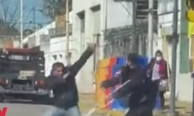 Hombre en muletas pelea en la calle