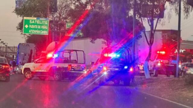 Tráiler accidentado con impactos de bala en Periférico Norte