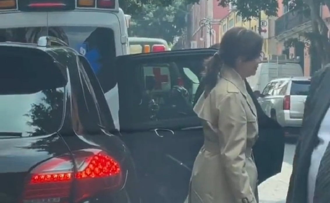 Lilly Téllez fue captada abordando un Porsche