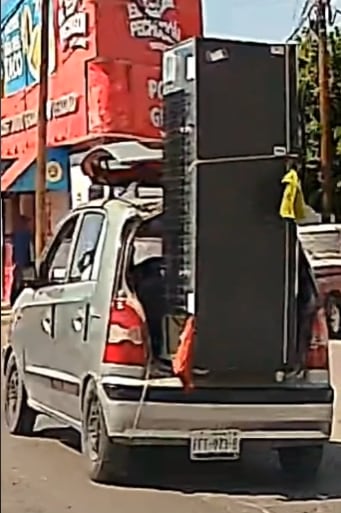 Conductor viajó con un refrigerador en la cajuela del coche