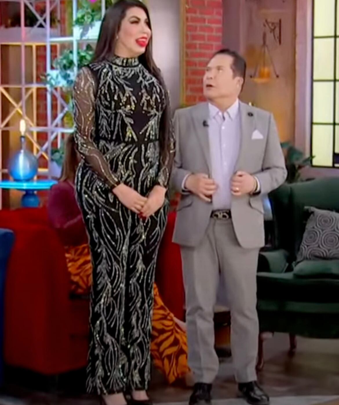 Gustavo Adolfo Infante compara su estatura con Vanessa Labios 4K