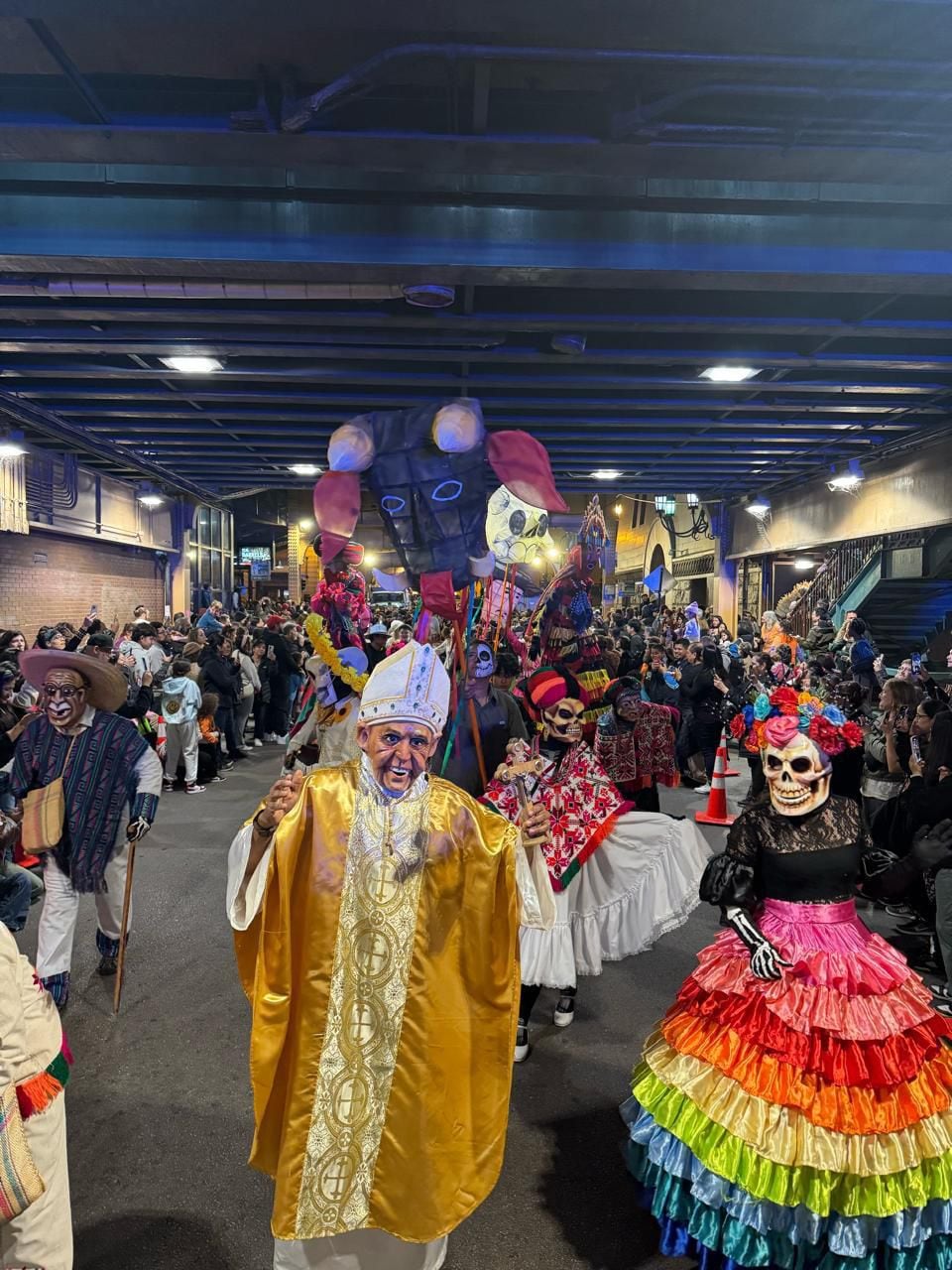 Festividad de Xantolo en desfile Arts in the Dark de Chicago