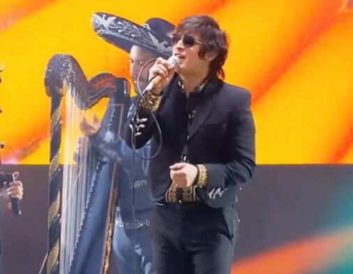 Siddhartha canta con mariachi en el Vive Latino.
