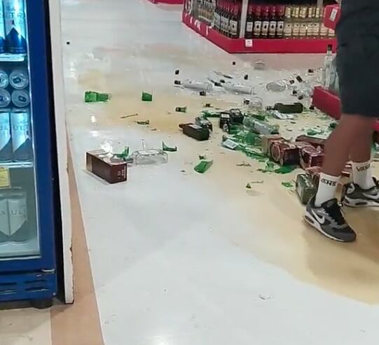 Personas rompen todas las botellas a su paso