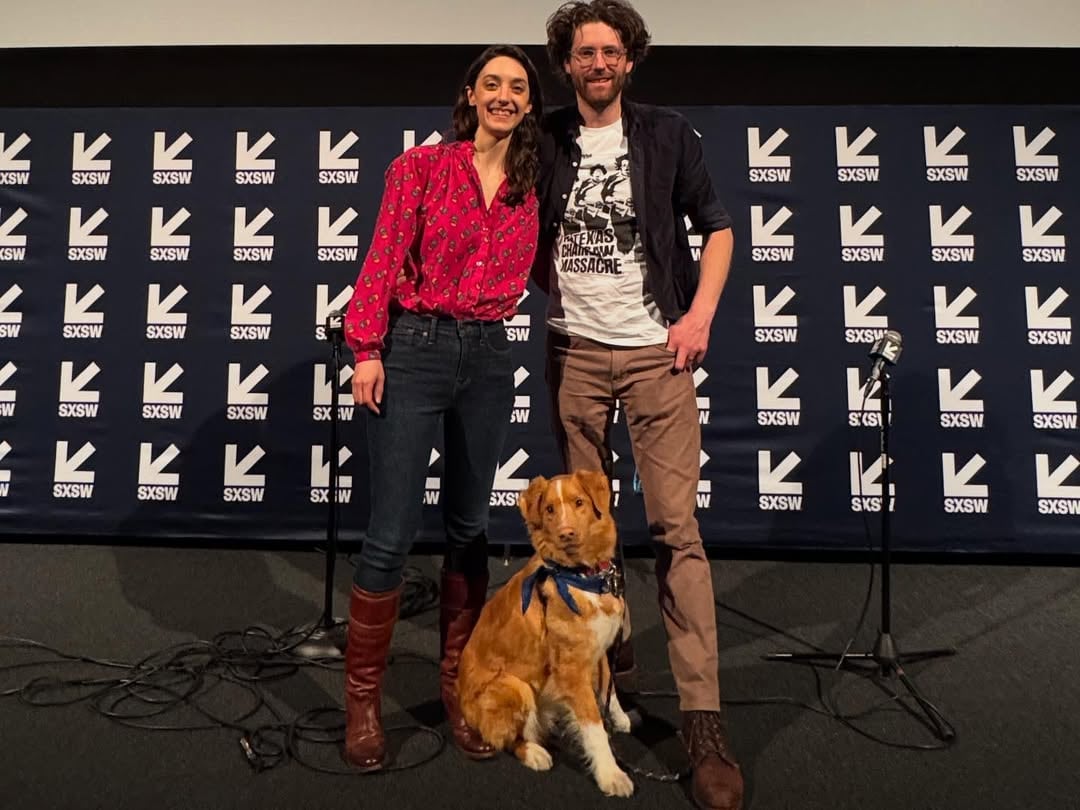 Indy con sus dueños Ben Leonberg y Kari Fischer.