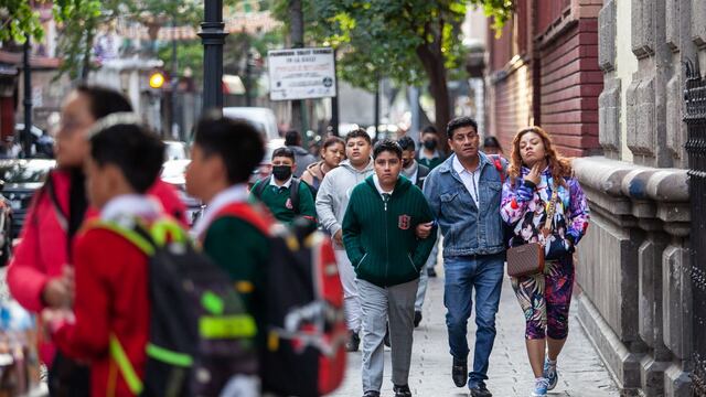 Más de 26 Millones de estudiantes de escuela primaria, preescolar y secundaria regresaron hoy a clase con los nuevos horarios.