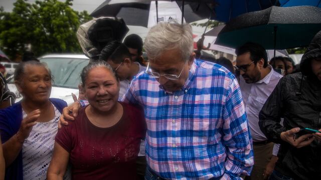 El gobernador Rubén Rocha entregó apoyos a damnificados en Los Mezcales, Sinaloa.