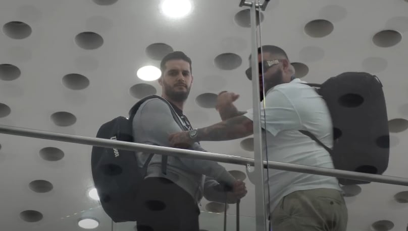 Adrián Marcelo en el aeropuerto