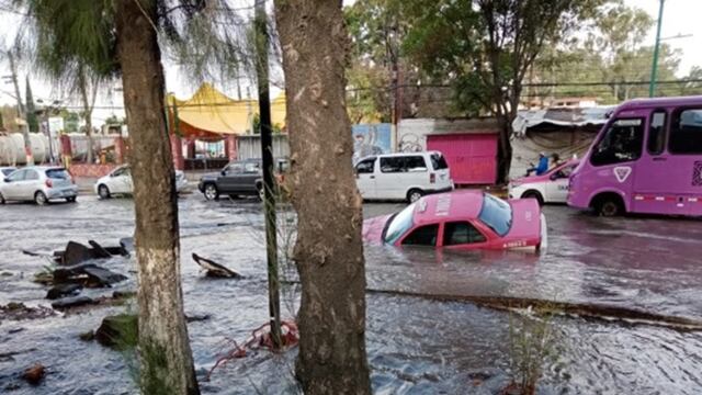 Un taxi se hundió en la inundación provocada por una fuga de agua en Iztapalapa