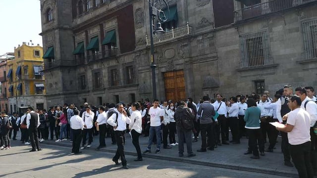 Los meseros buscan ayuda pues no ha podido trabajar en semanas