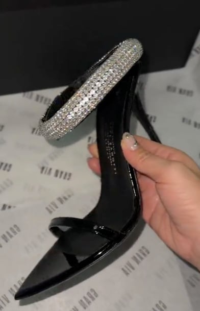 Karime Pindter recibió unas zapatillas carísimas en La Casa de los Famosos México 2024 y ya sabemos quién fue