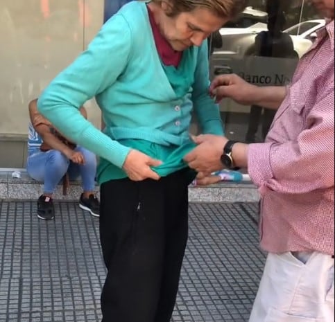 Rata trepa al cuerpo de una mujer