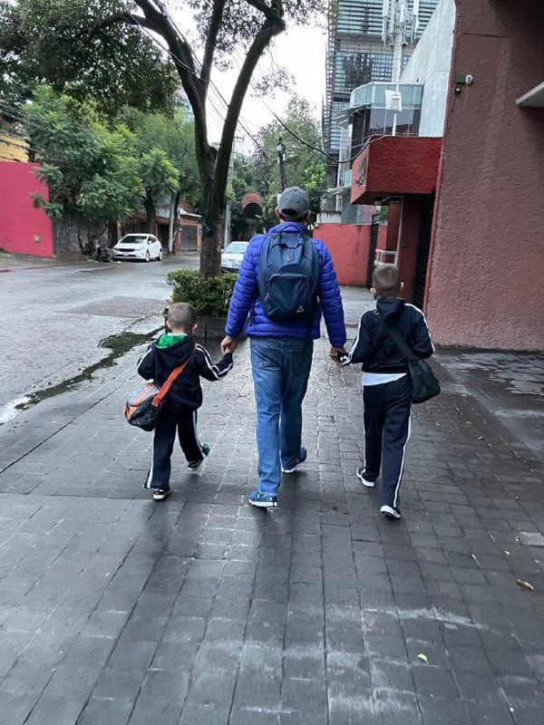 Marko Cortés y sus hijos en regreso a clases