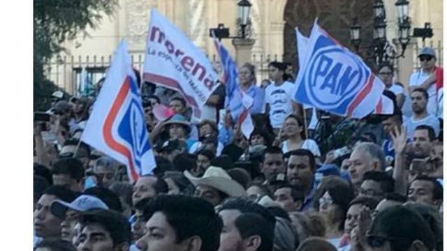 Saltillo, Coah. - La bandera de Morena ondea junto a las del PAN en mitin de #CoahuilaDigno.