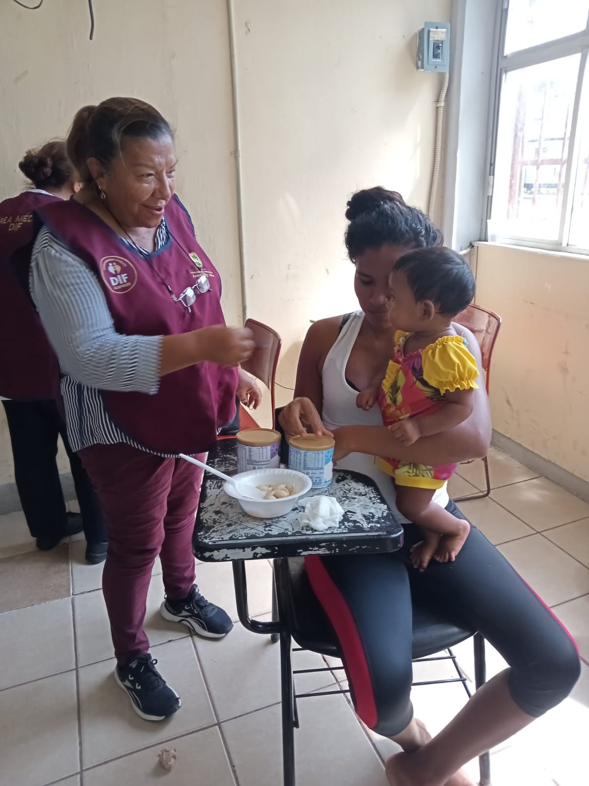 Gobierno de Abelina López entrega alimentos calientes en refugios temporales de Acapulco, Guerrero