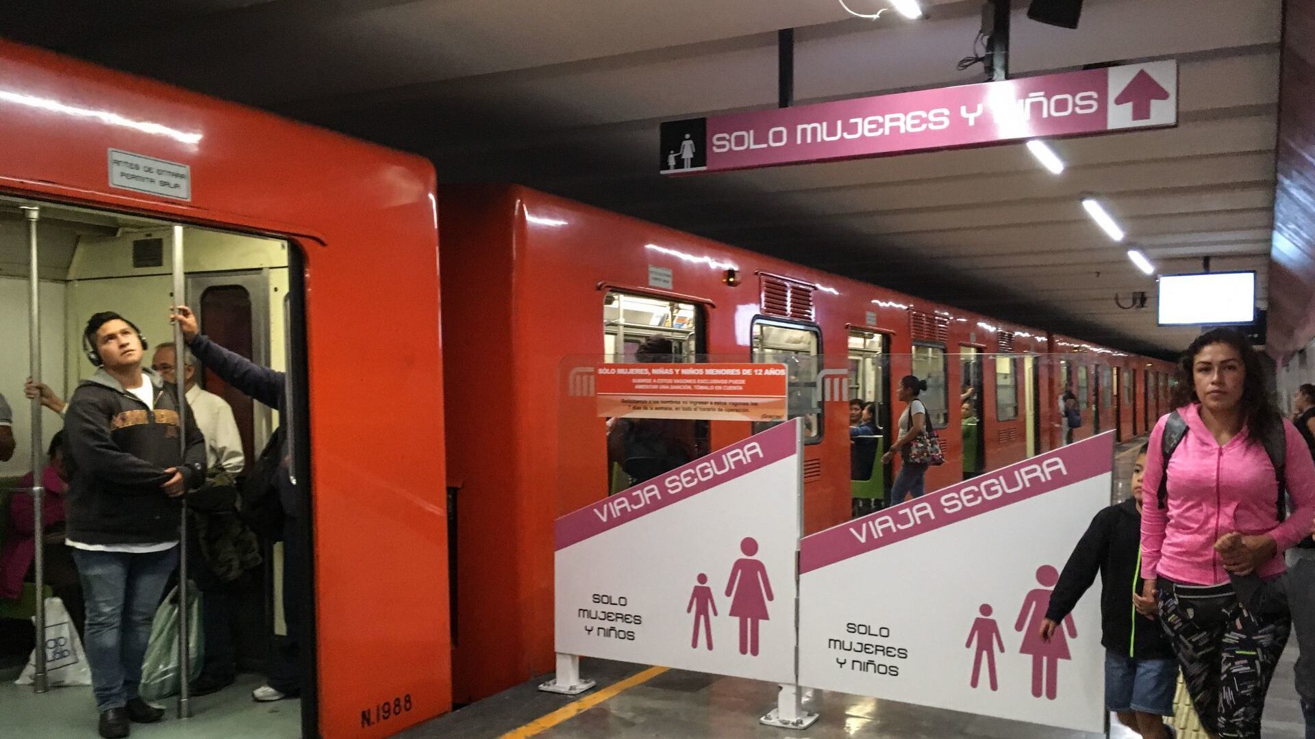 ¿Mujeres trans pueden entrar a vagones exclusivos de Metro CDMX? Esto dice la ley