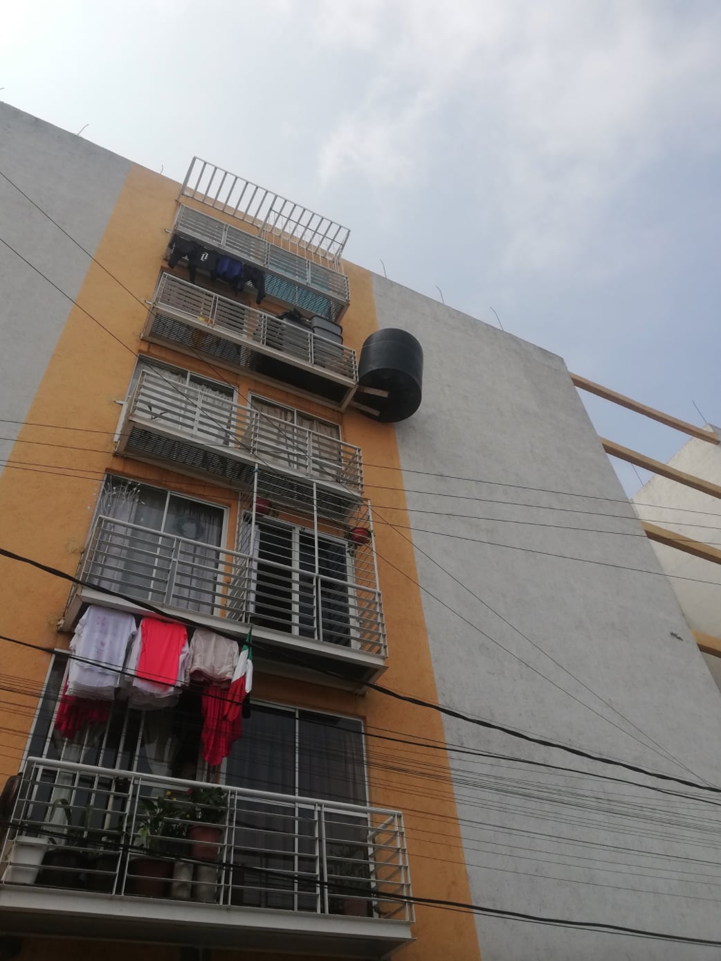 Vecinos guardan su tinaco en el balcón