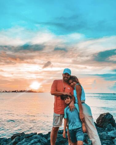 Alejandra Espinoza junto a su esposo e hijo