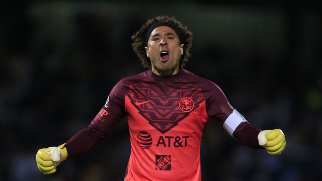Guillermo Ochoa en el estadio de CU