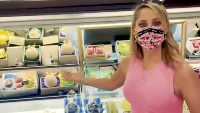 Inés Sainz en una frutería de Tokio