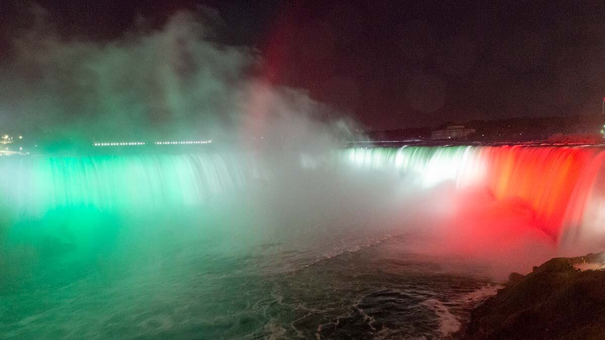 Cataratas del Niágara se iluminan con colores de la bandera de México