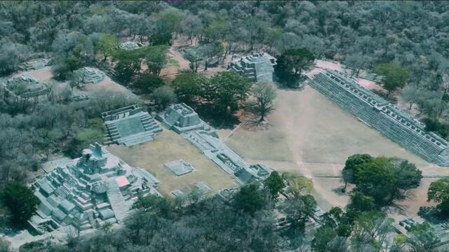 AMLO presume la zona arqueológica de Edzná al supervisar el Tren Maya