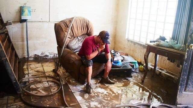 La población inició con los trabajos de limpieza de sus casas que están llenas de lodo, esto tras las inundaciones del pasado viernes, cuando el río Cazones se desbordo