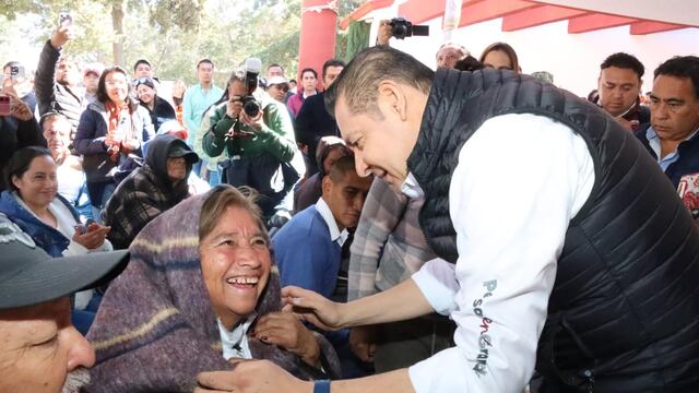 Alejandro Armenta entregó cobertores en zonas frías de Libres, Puebla