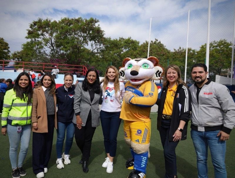 Monterrey lanza escuela de futbol del DIF para niñas y niños.