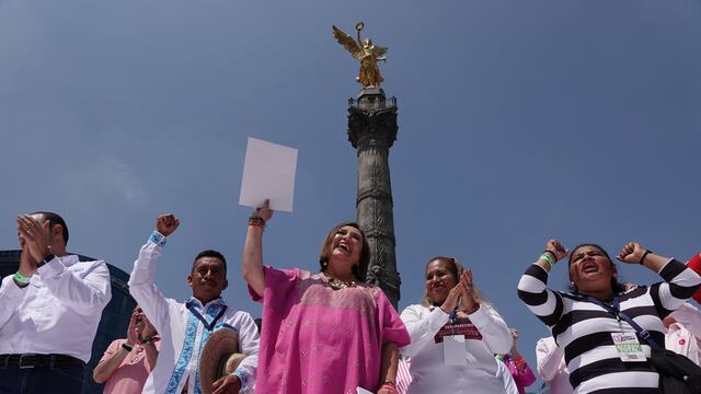 Xóchitl Gálvez, representante para la candidatura presidencial del Frente Amplio, durante la entrega de su constancia en el Ángel de la Independencia