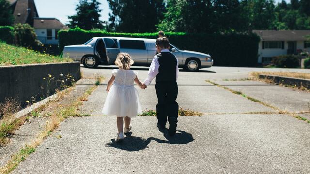 Invitación que no permite niños en su boda, genera un debate en redes