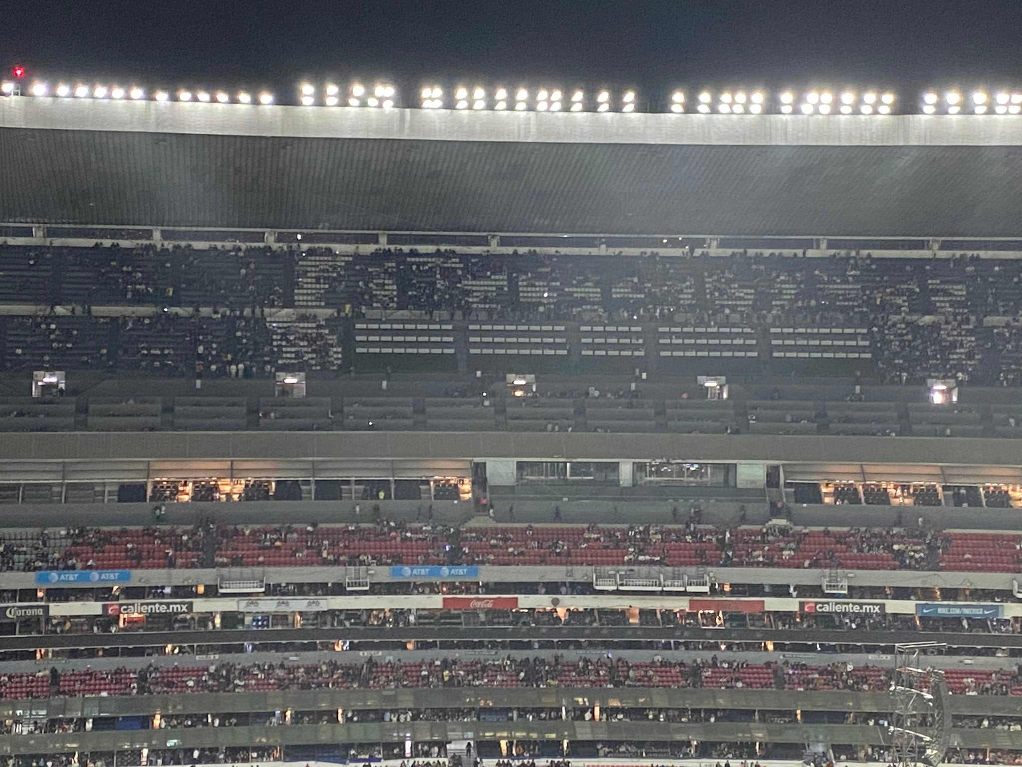 Estadio Azteca semi vacío