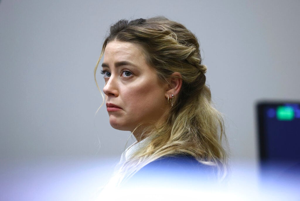 Amber Heard escuchando el audio
