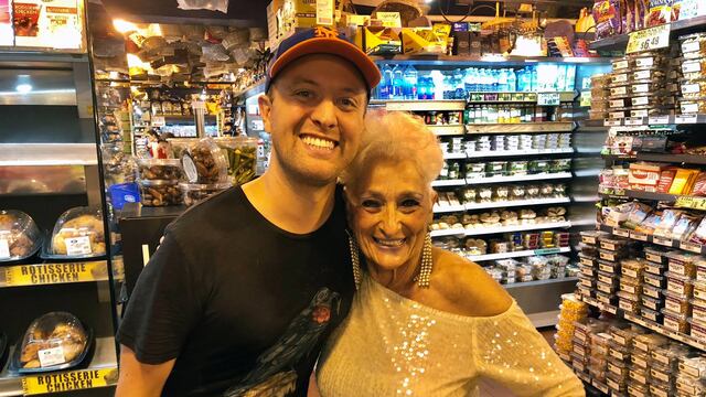 Abuela de 83 años ha tenido sexo con 50 jóvenes gracias a Tinder.