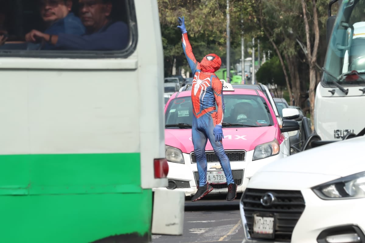 Hombre araña combate el fuerte tráfico en la CDMX con singulares acrobacias