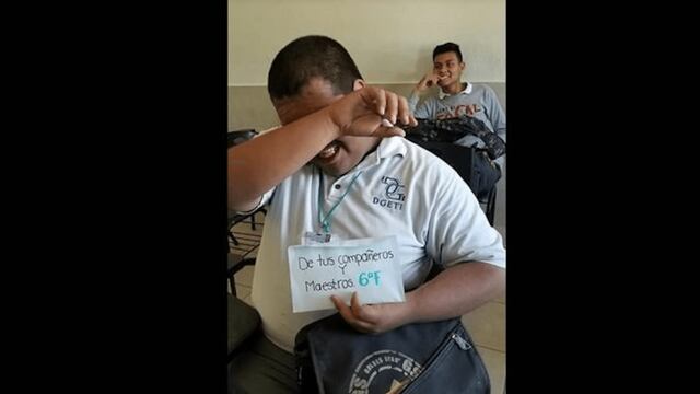 Debido a la situación precaria por la que atraviesa, David meditó abandonar sus estudios.