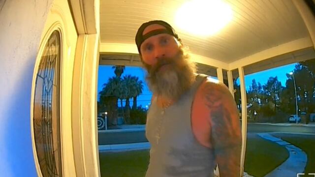 “La voy a matar y violar”: Hombre toca a la casa de una mujer en Las Vegas