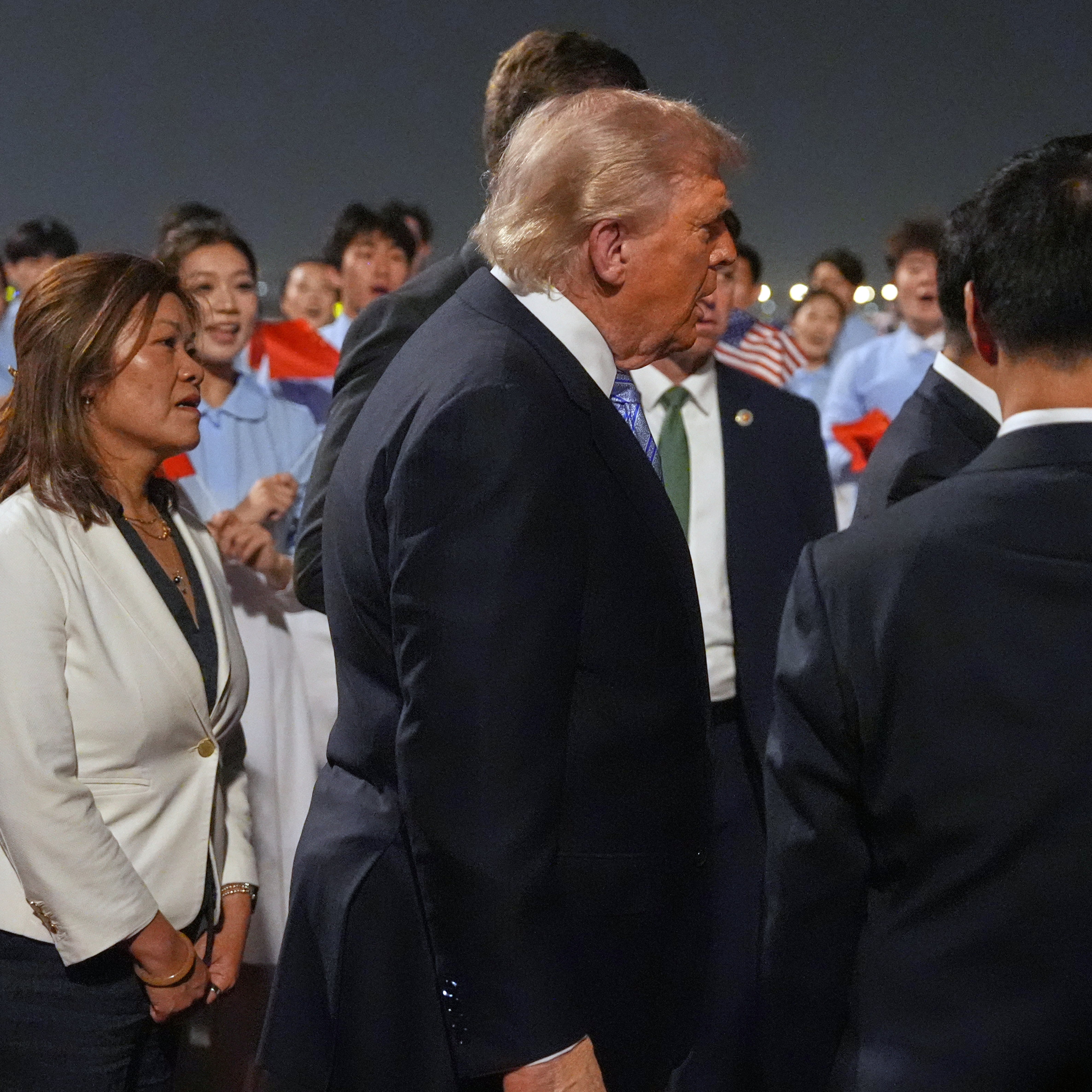 Trump inicia visita a China con líderes tecnológicos de Estados Unidos